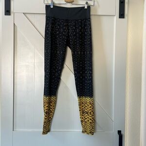 Onzie S/M sky leggings